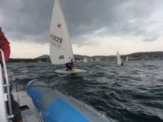  Navega con mar agitado en el Var